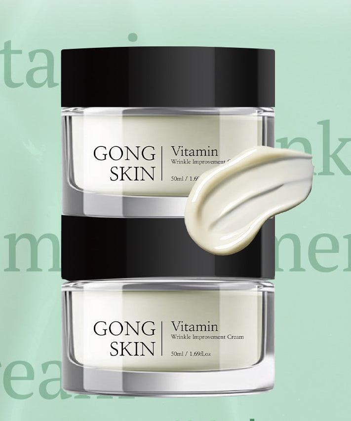 GONGSKIN Vitamin Wrinkle Improvement Cream 50ml, crème anti-rides en pot noir et blanc, texture appliquée sur fond vert