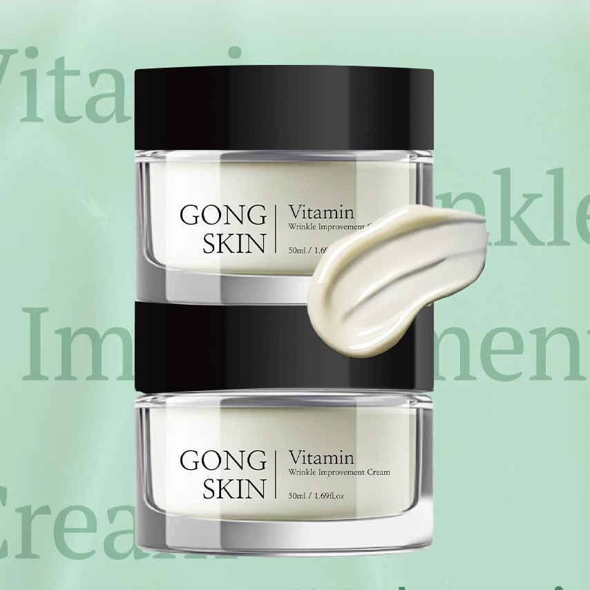 GONGSKIN Vitamin Wrinkle Improvement Cream 50ml, crème anti-rides en pot noir et blanc, texture appliquée sur fond vert