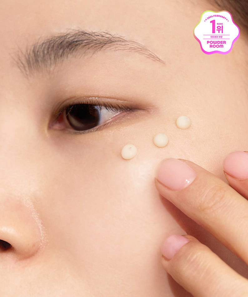 Application du GOODAL Black Carrot Vita A Retinol Eye Cream 30ml sous l'œil, soin anti-rides efficace.