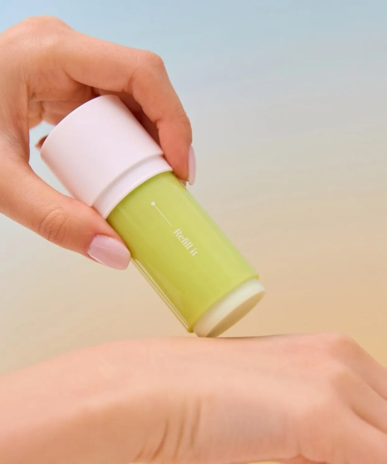 Utilisation du GOODAL Clear Eoseongcho Soothing Cooling Sun Stick sur la peau, stick vert avec bouchon blanc, protection solaire apaisante.