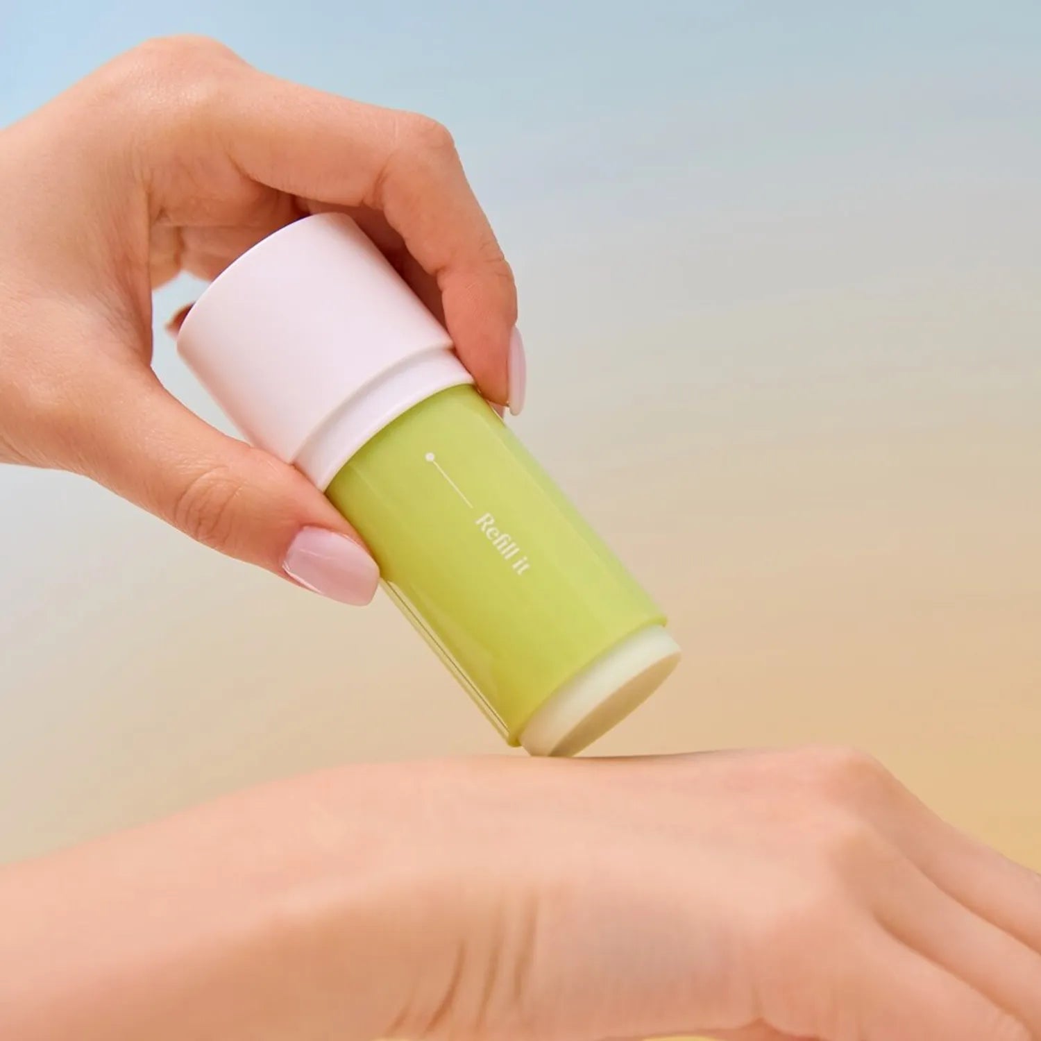 Utilisation du GOODAL Clear Eoseongcho Soothing Cooling Sun Stick sur la peau, stick vert avec bouchon blanc, protection solaire apaisante.