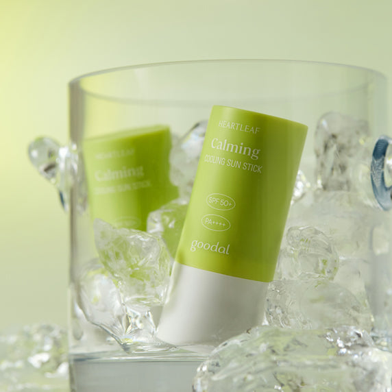 GOODAL Clear Eoseongcho Soothing Cooling Sun Stick présentant un design vert immersé dans des glaçons.