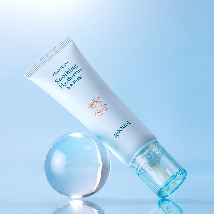 GOODAL Eoseongcho Hyaluronic Acid Sun Serum 50ml, tube et goutte sur fond bleu, marque GOODAL en contexte beauté