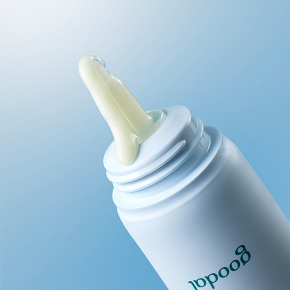 GOODAL Eoseongcho Hyaluronic Acid Sun Serum 50ml : flacon crème solaire hydratant de la marque GOODAL, fond bleu.