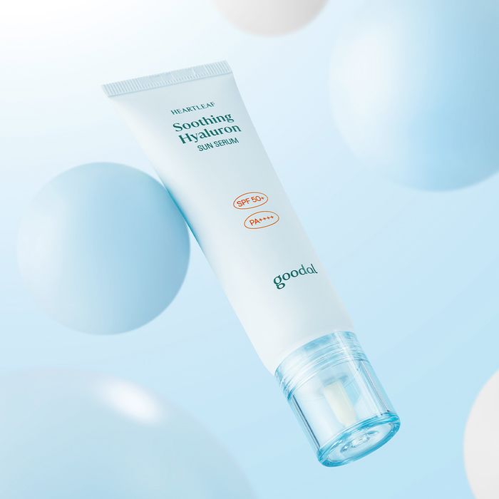 GOODAL Eoseongcho Hyaluronic Acid Sun Serum 50ml, tube crème hydratante Goodal sur fond bleu lumineux (contexte visuel).
