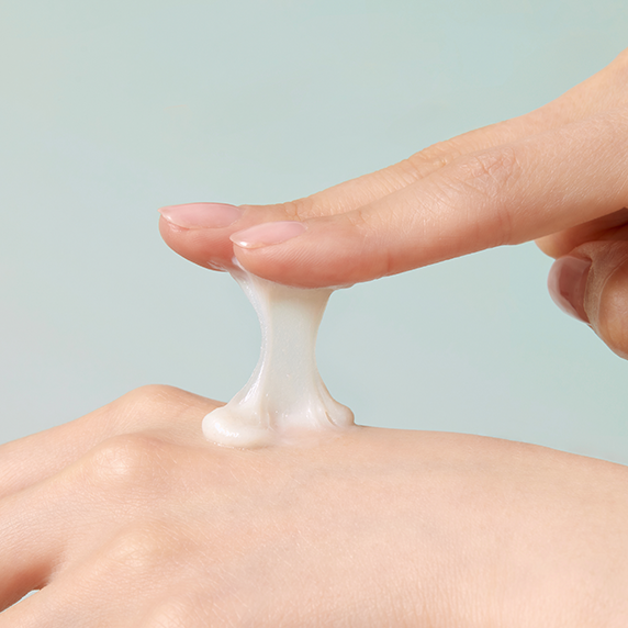 GOODAL Eoseongdho Hyaluronic Soothing Pore Cleansing Foam 150ml, marque GOODAL, texture mousse sur peau, main