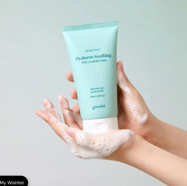 GOODAL Eoseongdho Hyaluronic Soothing Pore Cleansing Foam 150ml : tube GOODAL tenu avec mousse, mains sur fond clair.