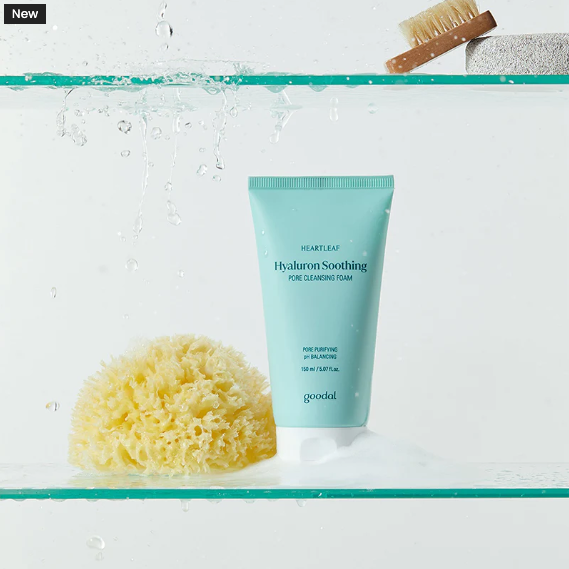 GOODAL Eoseongdho Hyaluronic Soothing Pore Cleansing Foam 150ml, tube bleu sur fond blanc, mousse et éclaboussures d’eau.