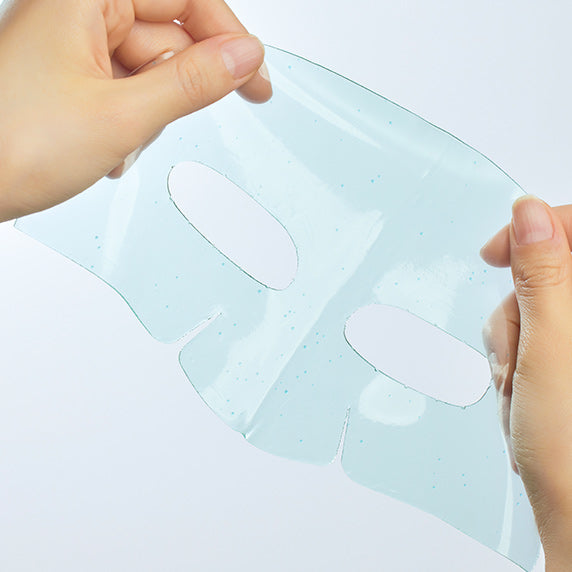 GOODAL Gel Mask (Green Tangerine/Eoseongcho) de GOODAL, mains tenant un masque en gel bleu clair sur fond blanc.