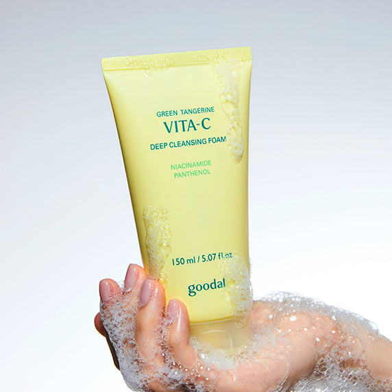 GOODAL Green Tangerine Vita C Deep Cleansing Foam 150ml, tube jaune en main, mousse sur fond blanc, marque GOODAL