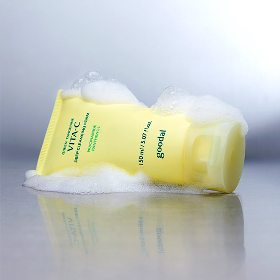 GOODAL Green Tangerine Vita C Deep Cleansing Foam 150ml de la marque GOODAL, flacon jaune sur fond blanc avec mousse
