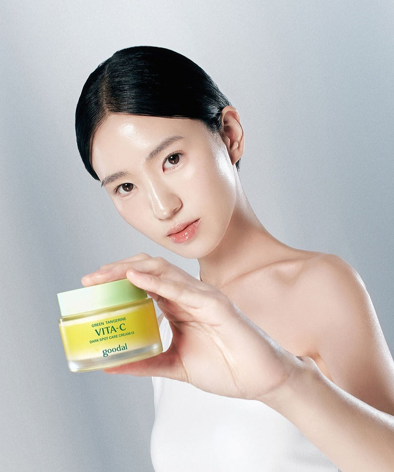 Décris l'image en français en mentionnant le produit, la marque et le contexte visuel : GOODAL Green Tangerine Vita C Spot Care Cream Alpha 75ml