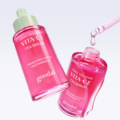 Décris l'image en français: GOODAL Green Tangerine Vita CE TXA Serum 30ml, flacon rose sur fond blanc, contexte visuel maquetté.