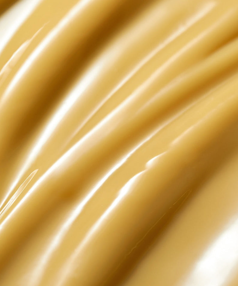 Texture du GOODAL Black Carrot Vita A Retinal Intense Trace Serum 8.0 20ml, crème dorée lisse et hydratante.