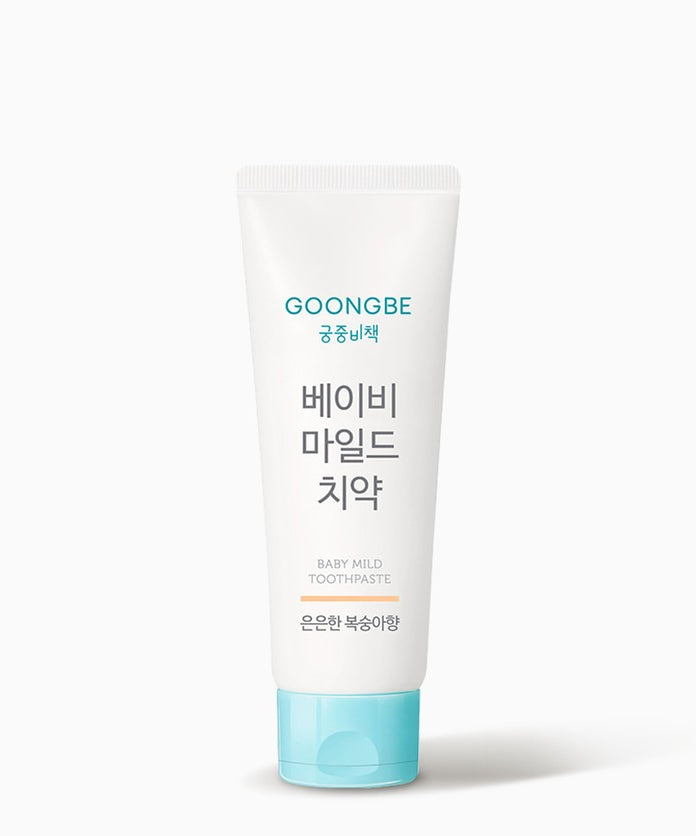 Décris l'image en français: GOONGBE  Baby Mild Toothpaste 80g ( Peach Flavor ) de la marque sur fond clair, tube blanc.