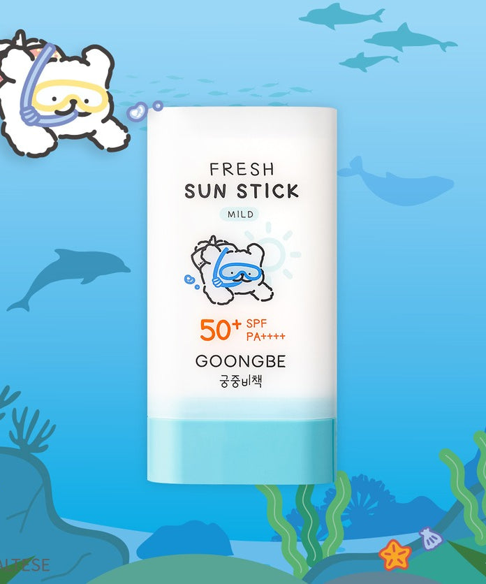 GOONGBE  Fresh Sun Stick Mild 23g [Gungjungbicheok x Maltese], stick solaire sur fond mer et dauphins, marque visible.