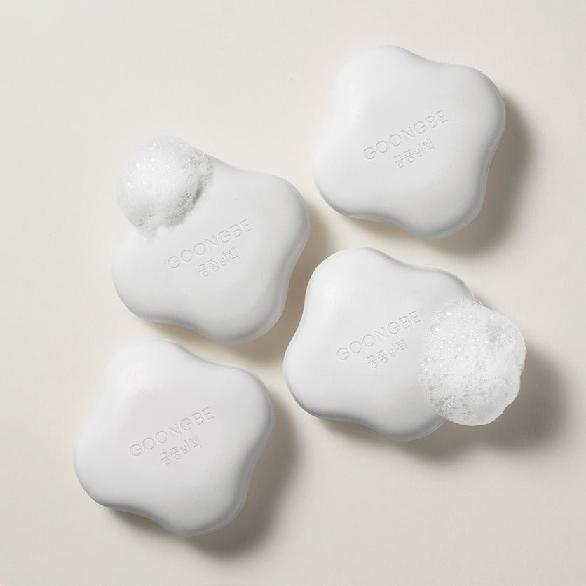 GOONGBE  Pri-mmune Creamy Soap 90g : savons crème blancs en forme de cœurs, marque visible sur fond clair.