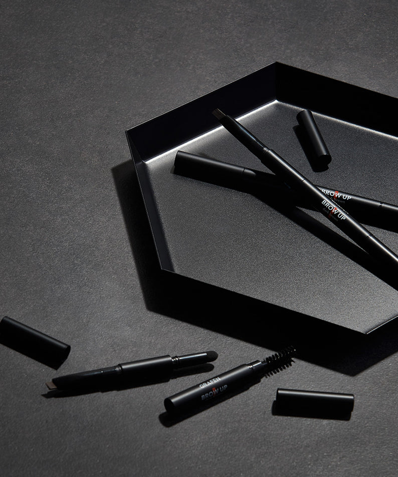 GRAFEN Brow Up Brow Pencil 0.3g, crayon à sourcils dans son coffret noir, posé sur fond gris (marque et produit)