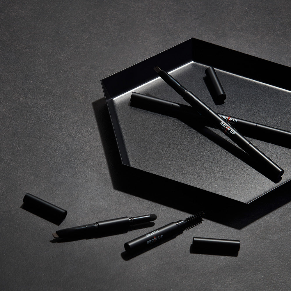 GRAFEN Brow Up Brow Pencil 0.3g, crayon à sourcils dans son coffret noir, posé sur fond gris (marque et produit)