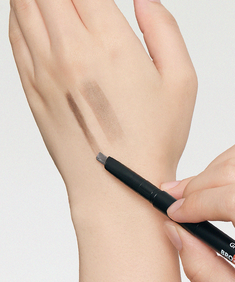 Main tenant GRAFEN Brow Up Brow Pencil 0.3g, dessin de sourcils sur peau, fond clair, gros plan produit maquillage