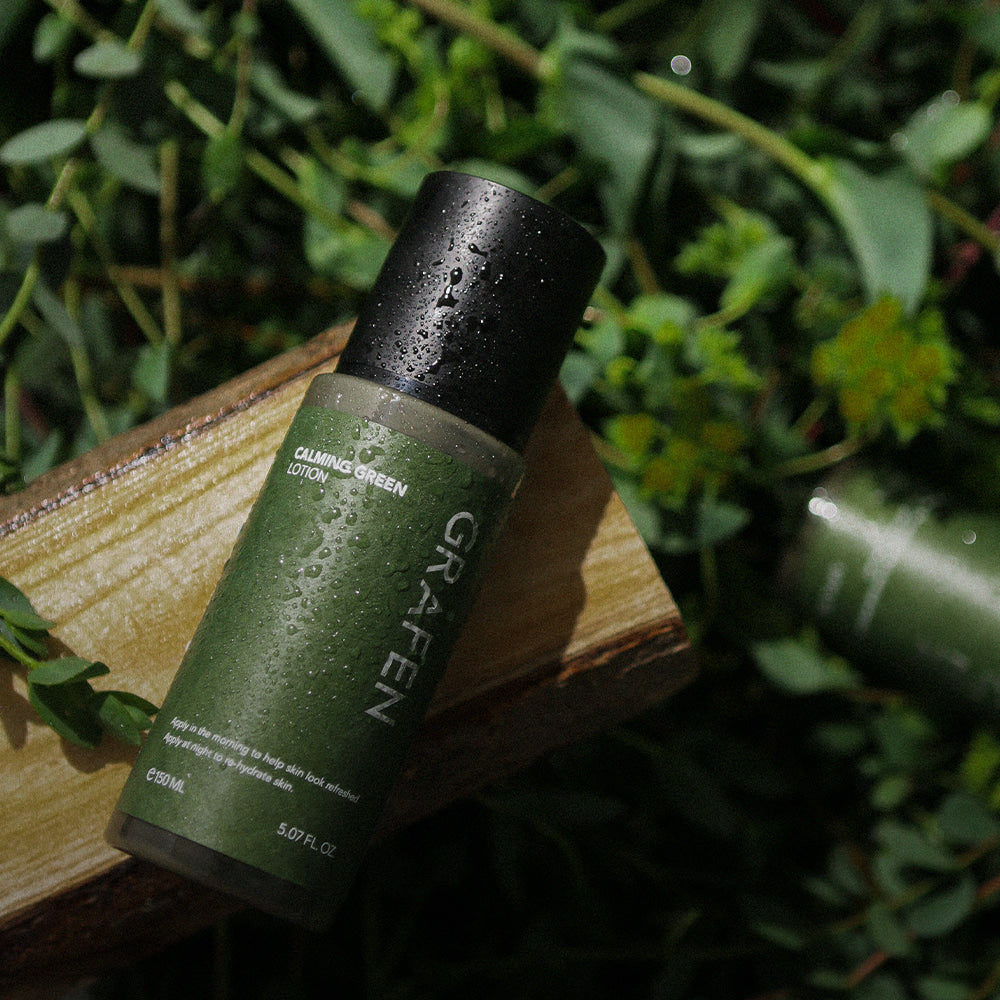 GRAFEN  Calming Green Lotion 150ml, lotion verte apaisante sur support bois, gouttes d’eau et fond végétal vert.