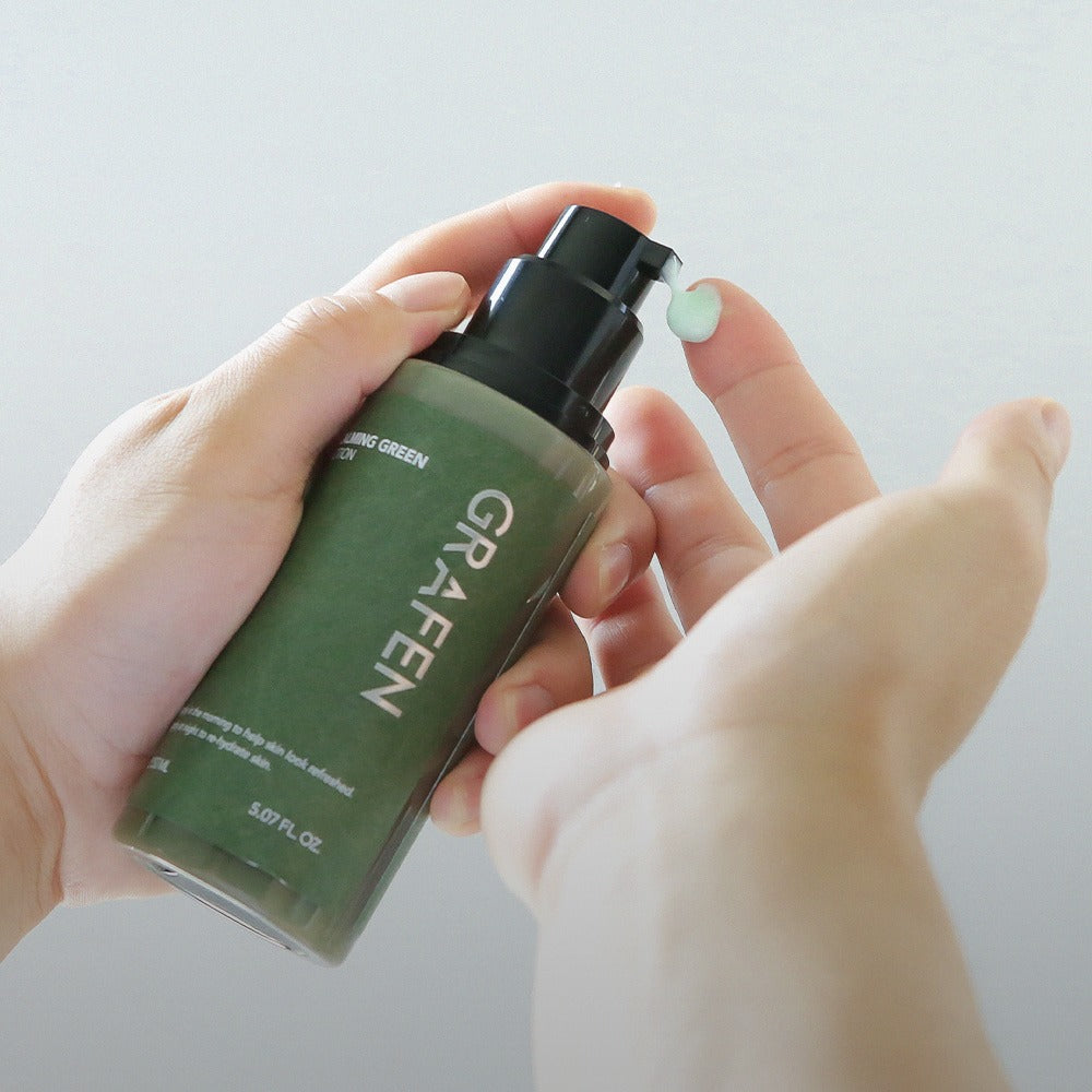 GRAFEN  Calming Green Lotion 150ml : mains tenant la lotion verte, contexte salle de bain, flacon vert.