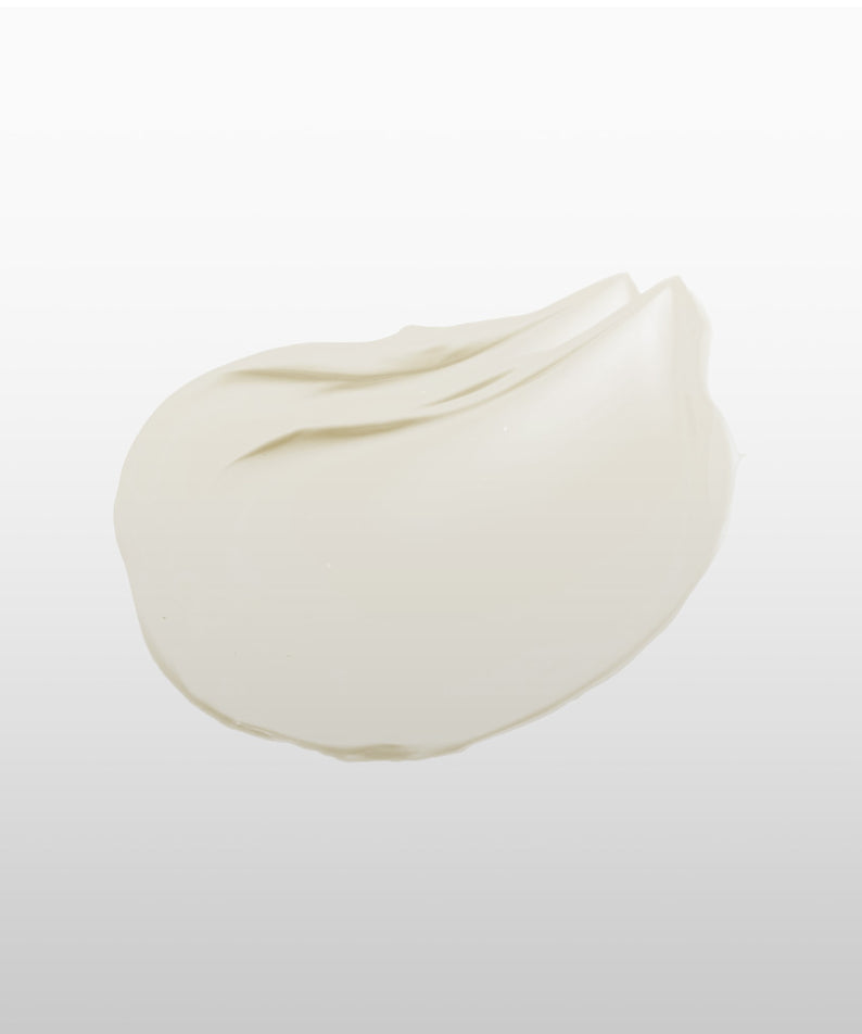 Décrivez l'image en français : GRAFEN  Cica Care Treatment 300ml, crème appliquée sur peau, tube de marque GRAFEN.
