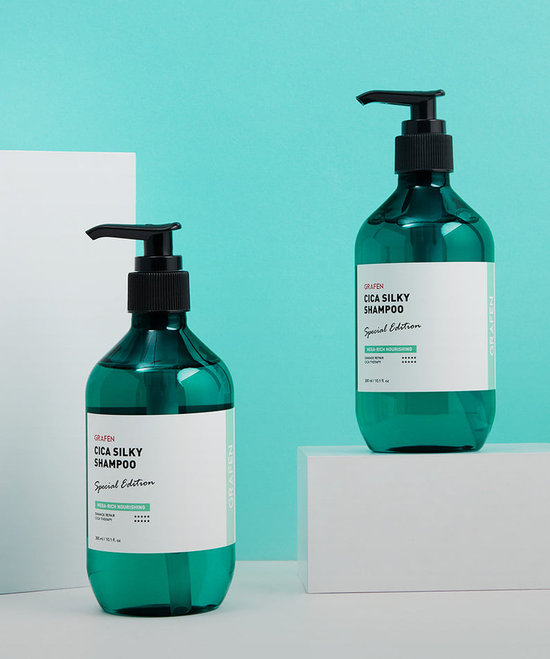 GRAFEN  Cica Silky Shampoo 500ml, bouteilles de shampooing vertes avec pompe sur fond bleu turquoise, marque en étiquette.