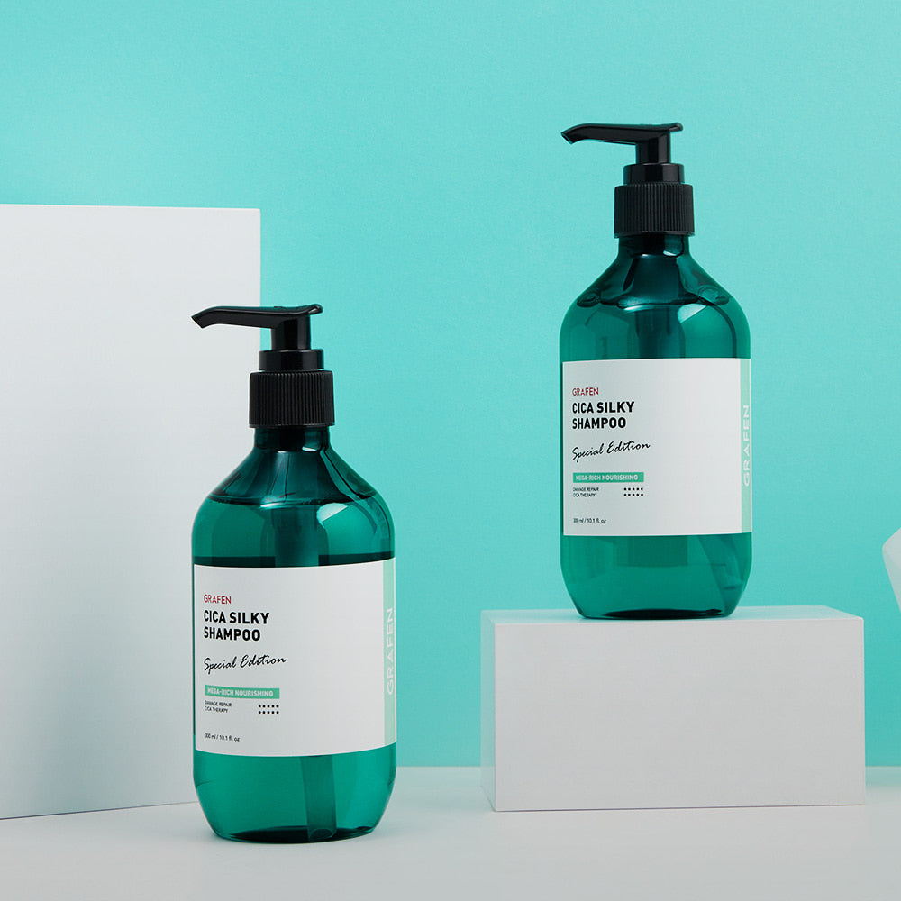 GRAFEN  Cica Silky Shampoo 500ml, bouteilles de shampooing vertes avec pompe sur fond bleu turquoise, marque en étiquette.