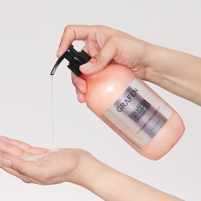 Versement du GRAFEN  Collagen Volume Shampoo 500ml par une main, flacon sur fond clair, visuel produit marque GRAFEN.