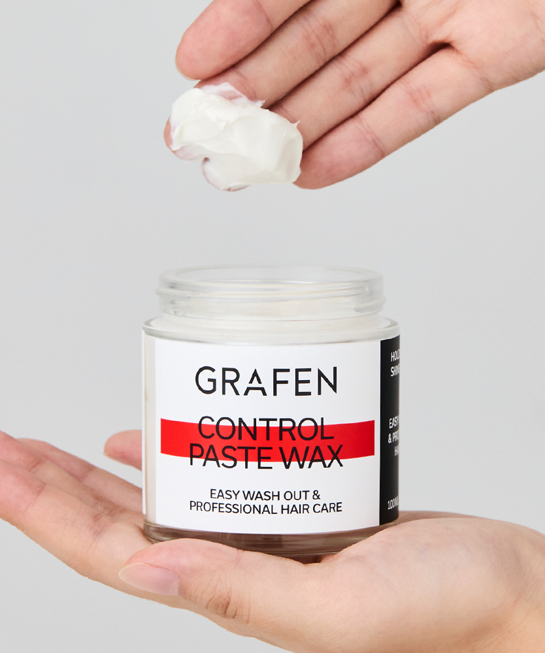GRAFEN  Control Paste Wax 100ml : pot tenu entre des mains, application de cire coiffante sur fond clair.