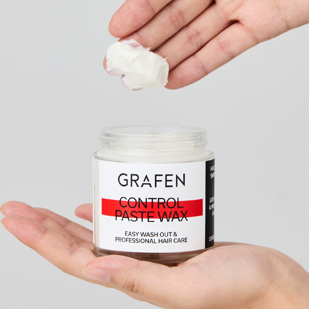 GRAFEN  Control Paste Wax 100ml : pot tenu entre des mains, application de cire coiffante sur fond clair.