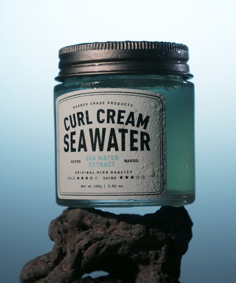 GRAFEN  Curl Cream Sea Water 100g, crème coiffante en pot noir sur texture sombre, fond bleu, produit marque GRAFEN.