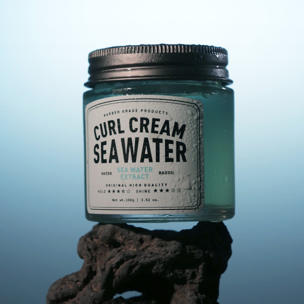 GRAFEN  Curl Cream Sea Water 100g, crème coiffante en pot noir sur texture sombre, fond bleu, produit marque GRAFEN.