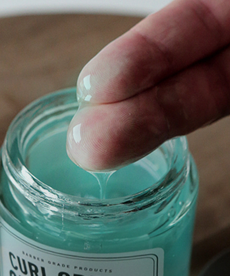 GRAFEN  Curl Cream Sea Water 100g : crème boucles GRAFEN en gros plan, main ouvrant le pot sur fond clair