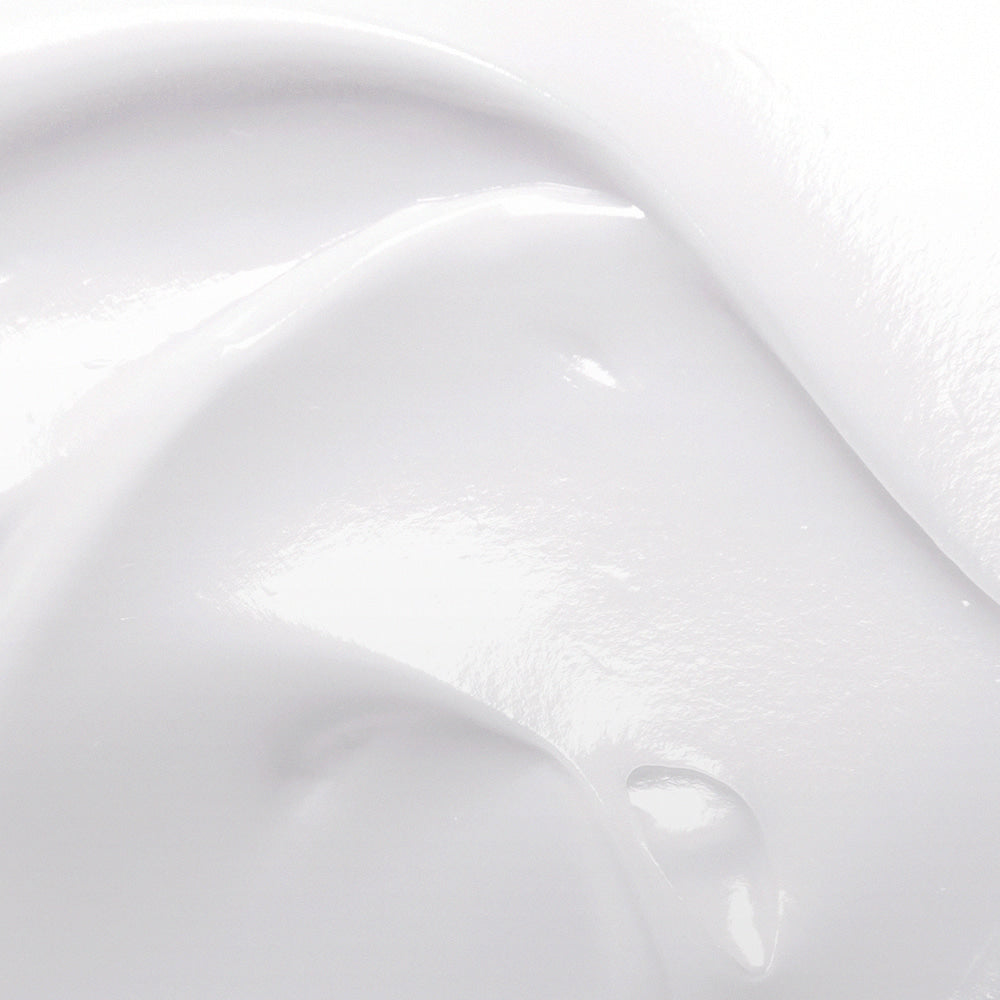 GRAFEN  Daily Sun Essence 52g, crème solaire claire sur fond blanc, texture appliquée en gros plan.