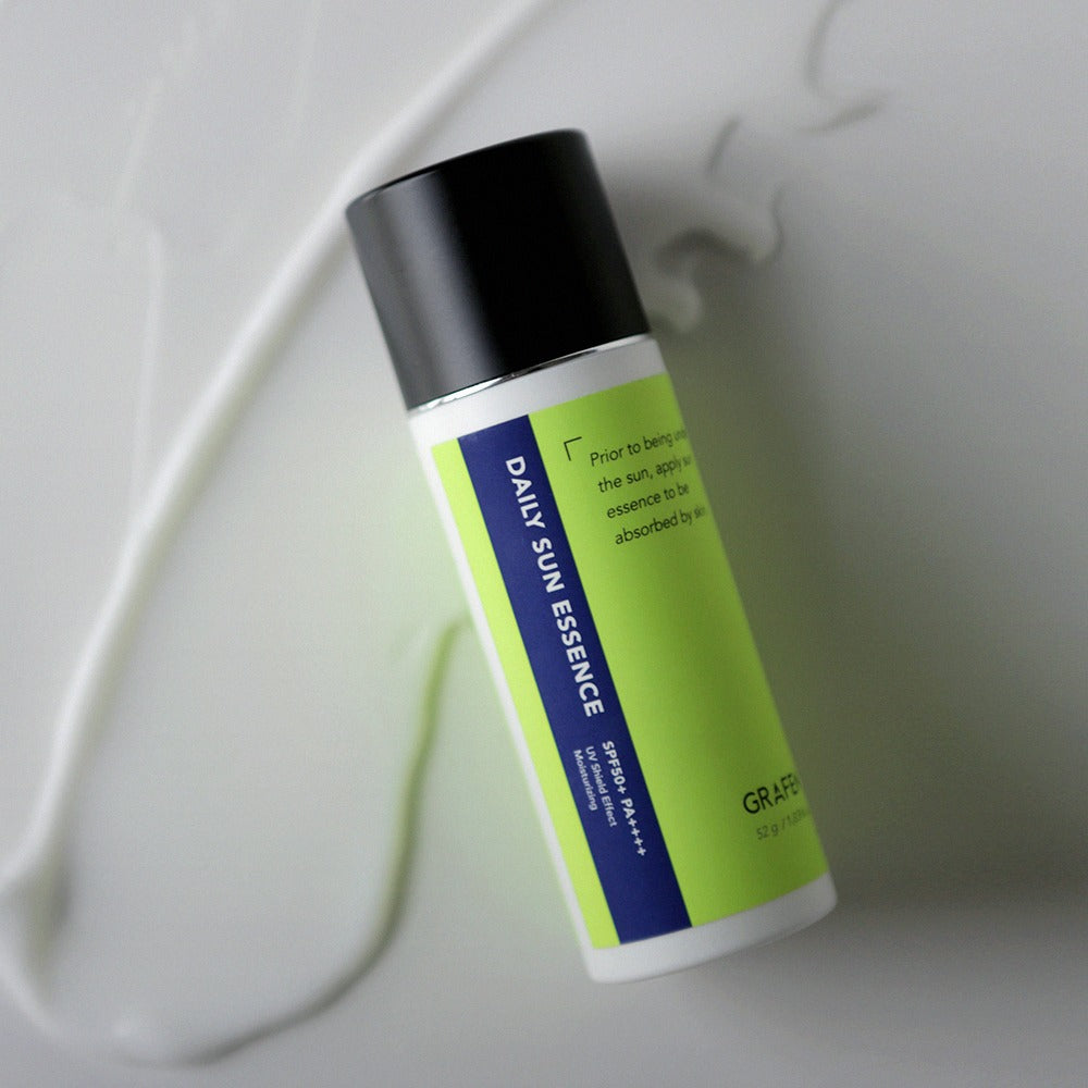 GRAFEN  Daily Sun Essence 52g, flacon cosmétique sur drapé blanc, marque et contexte visuel en studio