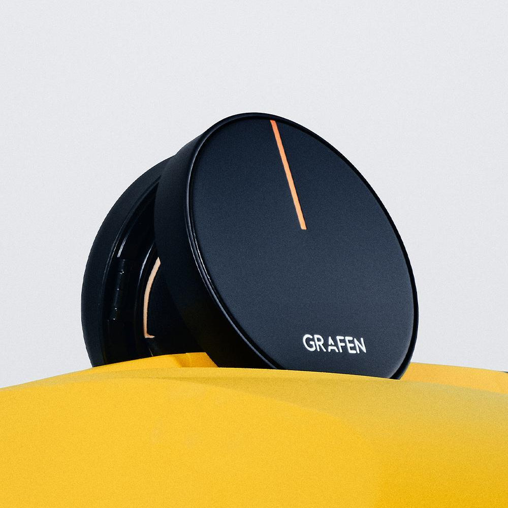 GRAFEN  Handsome Cover Cushion 14g : housse noire arrondie, logo GRAFEN, sur support jaune, vue rapprochée.