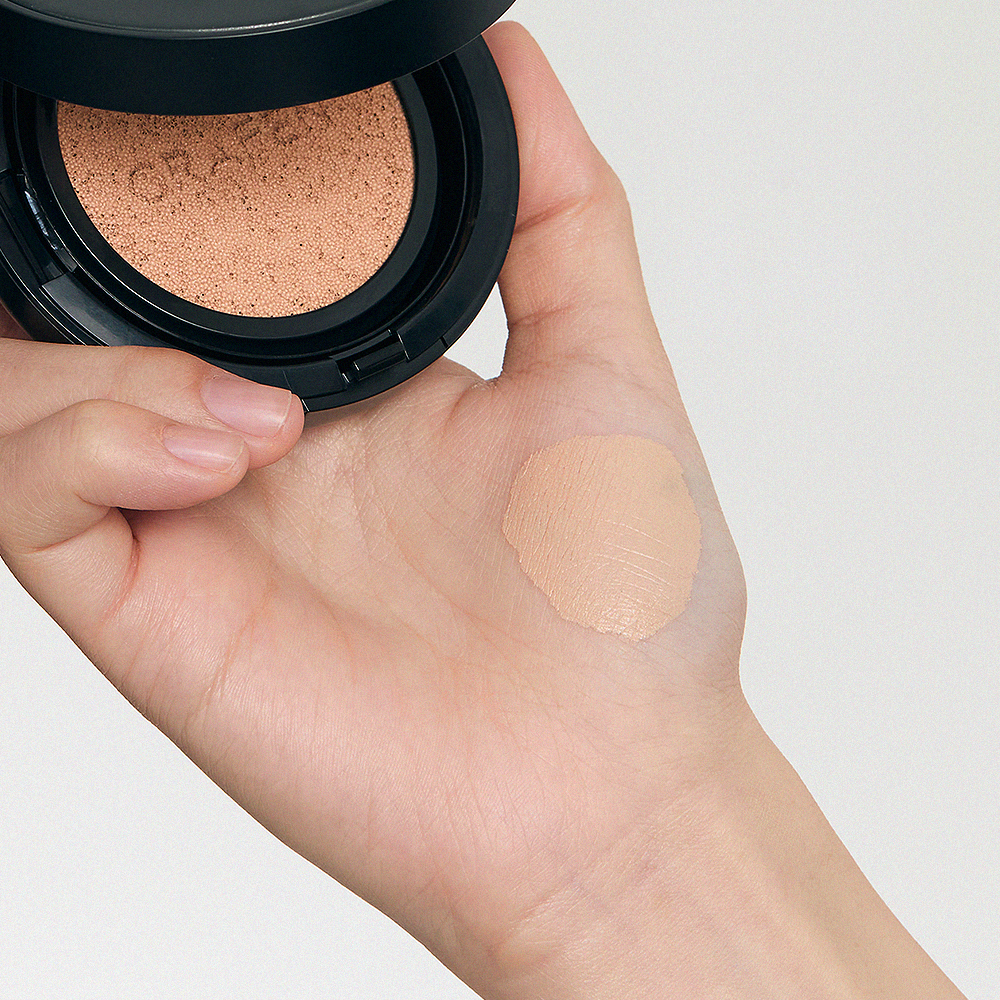 GRAFEN  Handsome Cover Cushion 14g, produit maquillage tenu en main, éponge et coussin compact sur peau.