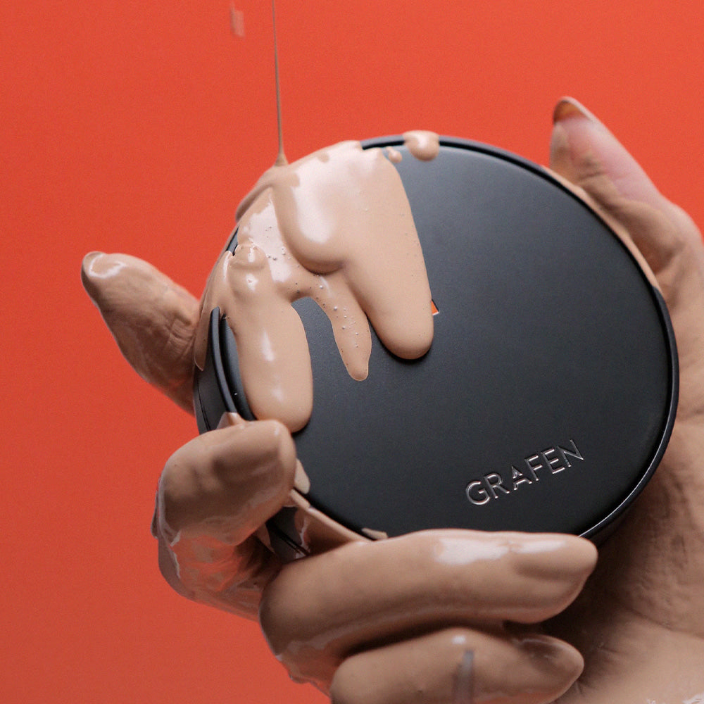 GRAFEN Handsome Cover Cushion 14g : mains tenant le produit sur fond rouge, crème crème pour la peau.
