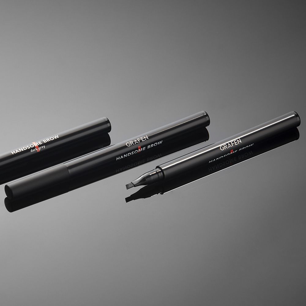 GRAFEN  Handsome Tattoo Brow 0.8g, stylos à sourcils tatouage, pack noir sur fond gris, main ouverte, vue produit