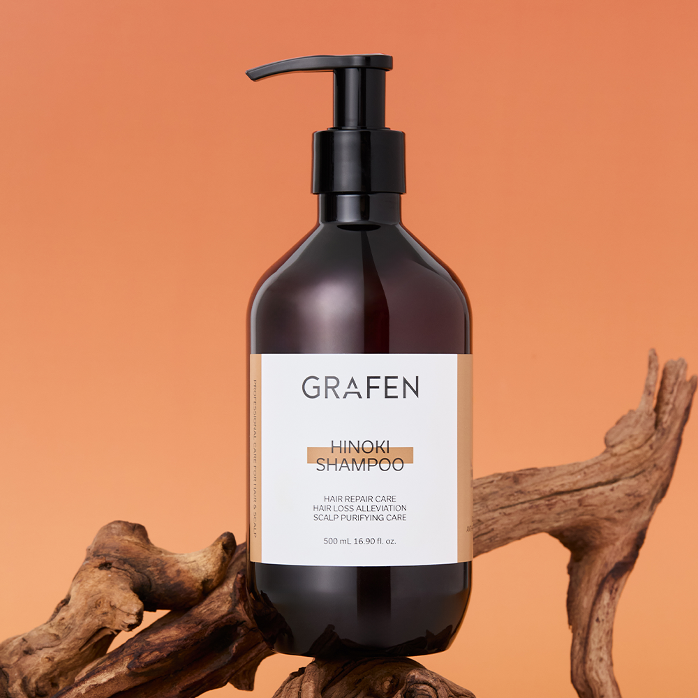 GRAFEN  Hinoki shampoo 500ml : flacon noir sur fond orange, décors bois et racines, ambiance naturelle.