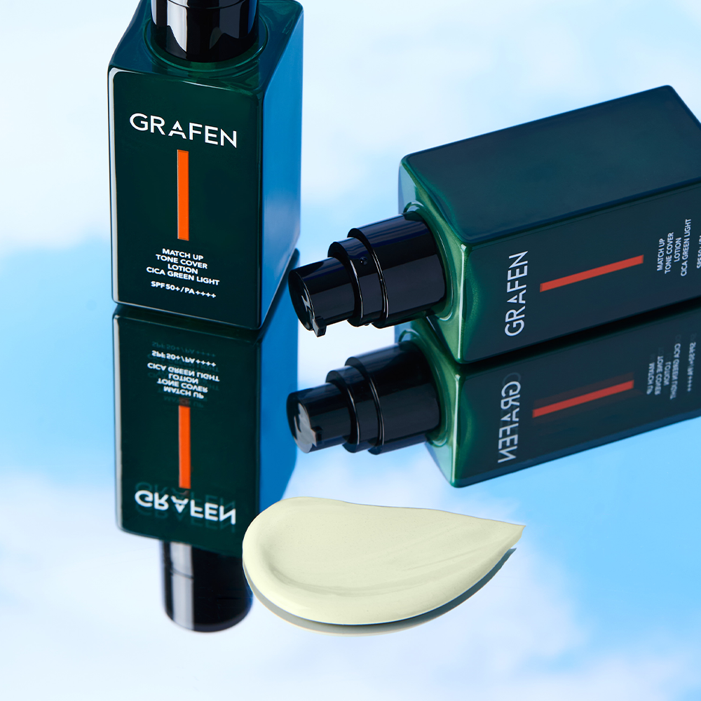 GRAFEN  Match Up Tone Cover Lotion Cica Green Light 50ml : flacon vert et tube, crème swatch sur fond bleu.