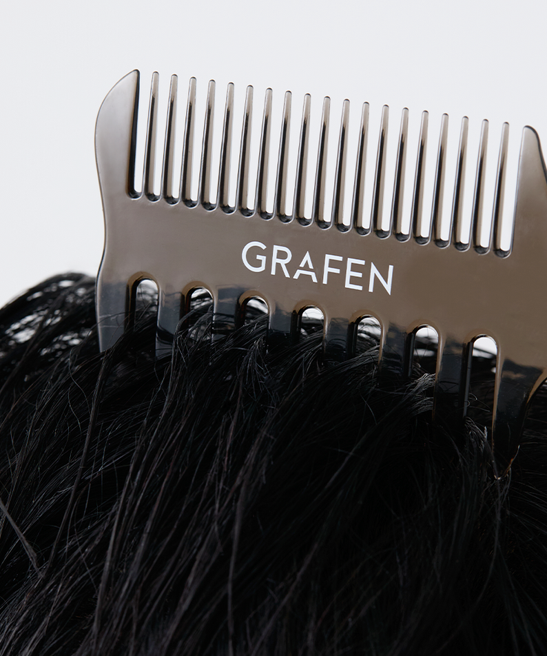GRAFEN  Multi Pomade Comb, peigne noir sur cheveux, logo GRAFEN bien visible, fond clair.