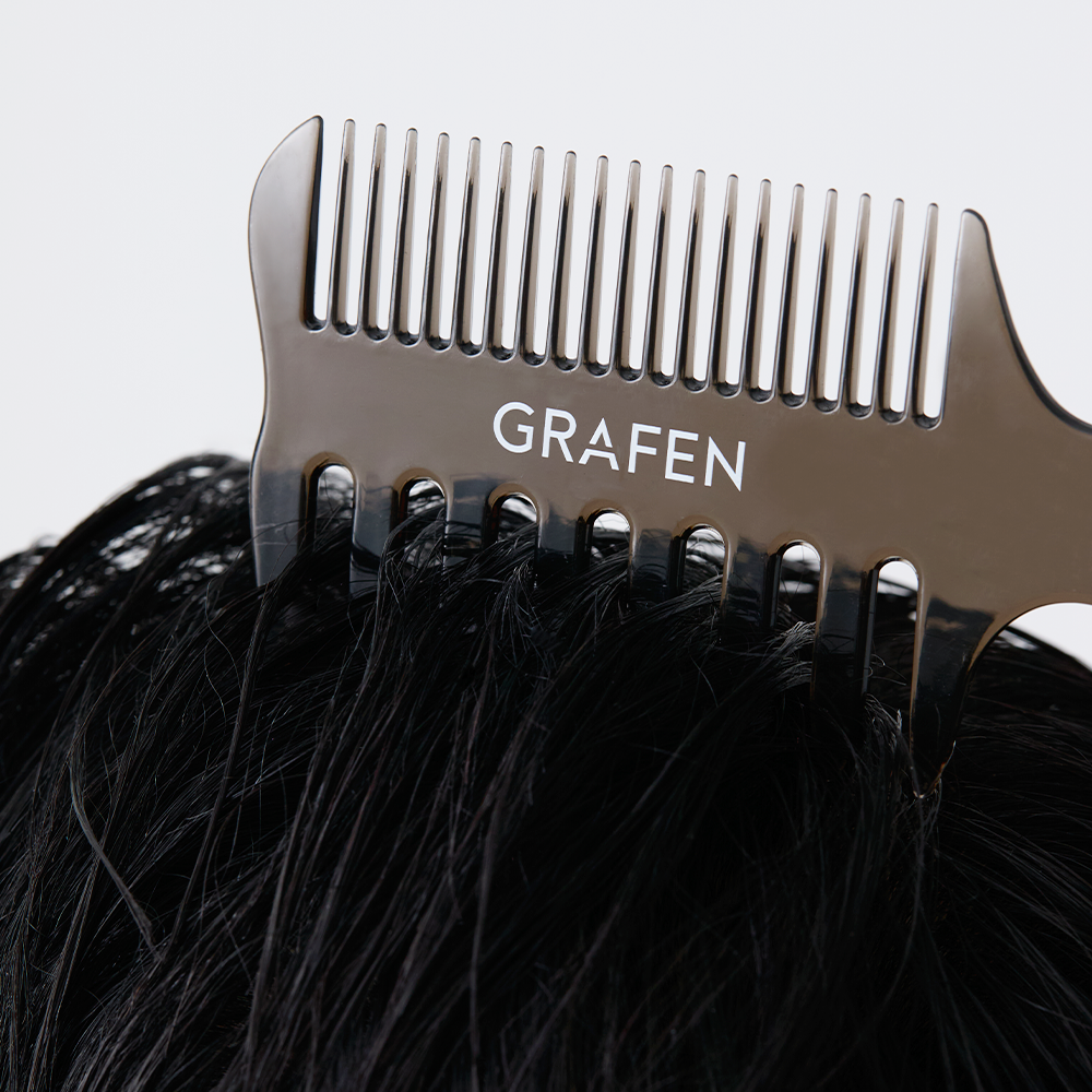 GRAFEN  Multi Pomade Comb, peigne noir sur cheveux, logo GRAFEN bien visible, fond clair.