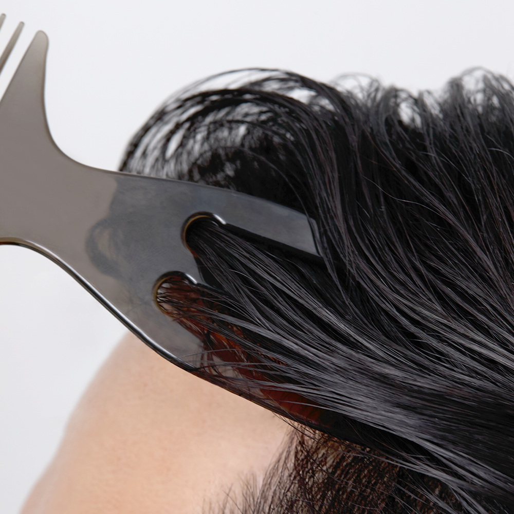 GRAFEN Multi Pomade Comb, peigne coiffure gris sur cheveux noirs, vue rapprochée en contexte salon, marque GRAFEN.
