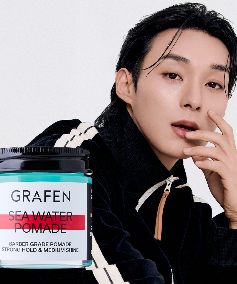 Décris l'image en français: GRAFEN  Sea Water Pomade 100g, pot bleu près d'un homme coiffé en studio sur fond clair.