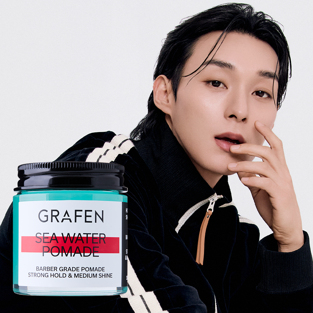 Décris l'image en français: GRAFEN  Sea Water Pomade 100g, pot bleu près d'un homme coiffé en studio sur fond clair.