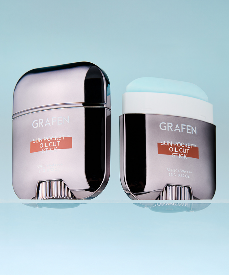 GRAFEN Sun Pocket™ Oil Cut Stick 15g, pack soleil sur fond bleu clair, produit cosmétique de marque GRAFEN