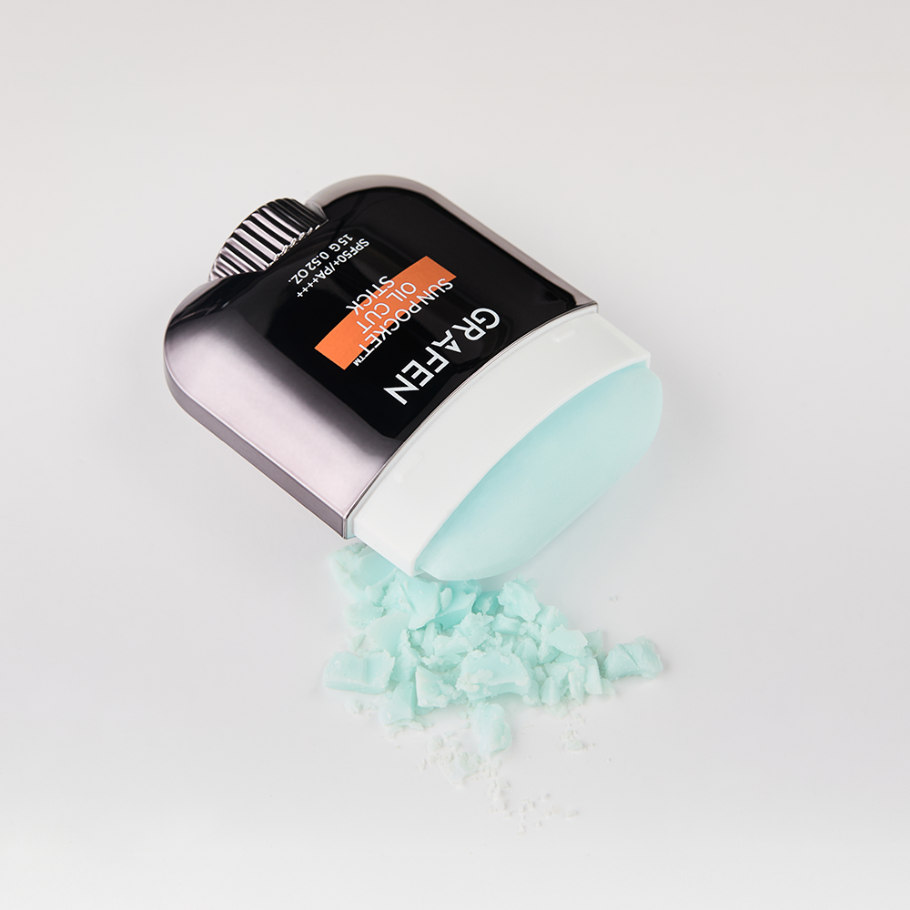 GRAFEN Sun Pocket™ Oil Cut Stick 15g, stick anti-brillance sur fond clair avec texture poudre bleu clair